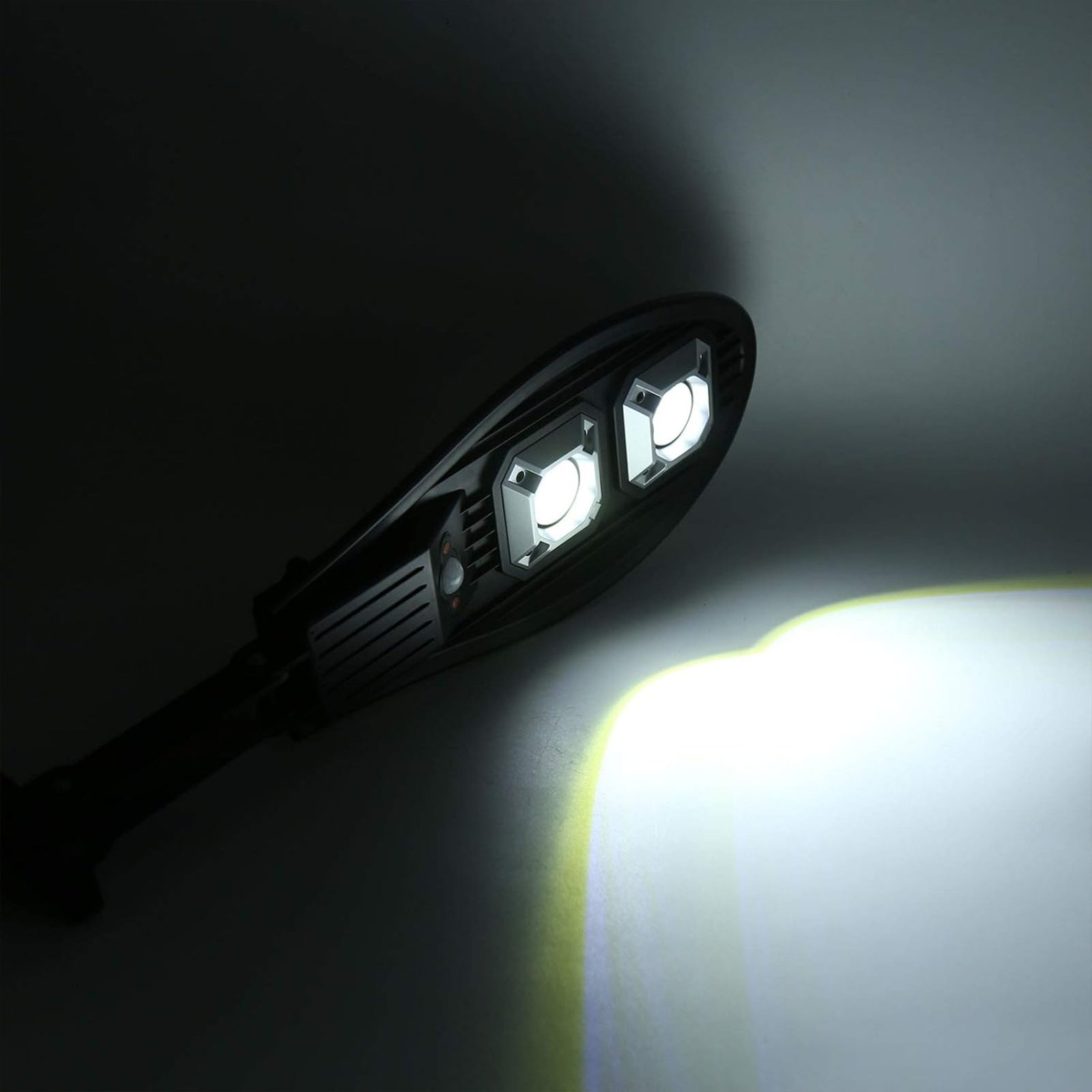 كشاف طاقة شمسية ذكي بتصميم عصري | عدسات LED قوية | مزود بريموت كنترول | إضاءة خارجية للمداخل والحدائق | ضمان عام - الصورة 4