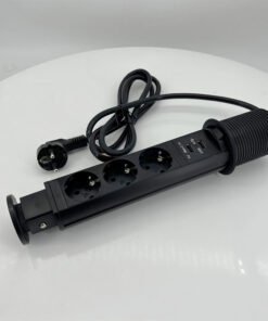 • شريط طاقة قابل للسحب مع محطات شحن USB